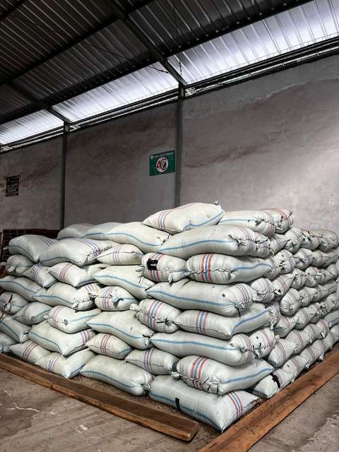 Karung Kopi Siap Muat Gudang